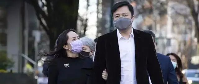 孟晚舟小三岁二婚老公首露面，身材挺拔，相貌英俊，穿衣很有型！