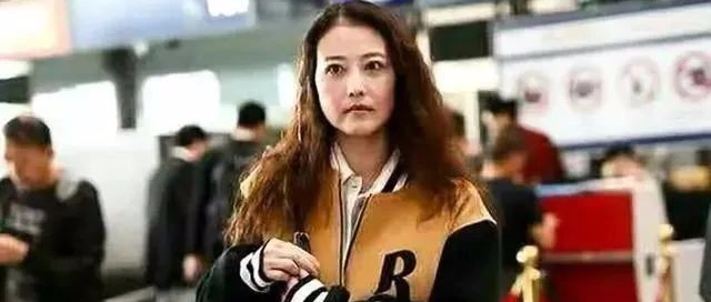 恭喜最美周芷若！老来得子？孕肚遮不住了？54岁周海媚发福严重，穿棒球衣配直筒裙，掩不住圆鼓鼓的肚子