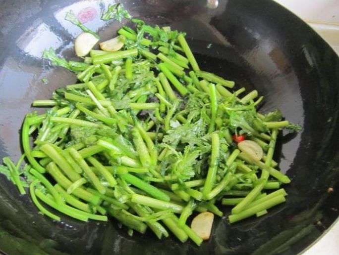 失眠就怕这菜，每天吃一盘，安神无梦，睡到自然醒！