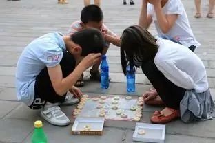 夫妻俩下象棋,裙子都笑飞了