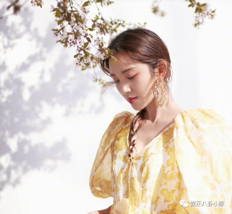 唐艺昕分享一组春日户外美照,搭配黄色连衣裙,笑容甜美可爱迷人