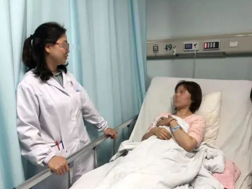 30岁女子心窝右侧疼，见油腻食物就反胃，家人强行送医，结果惊讶