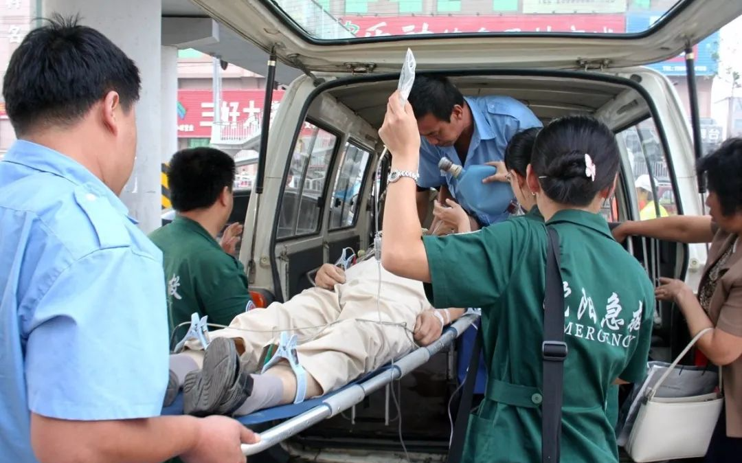 42岁男子不抽烟不饮酒，呕血胃癌入院，医生直言：2种食物吃太多