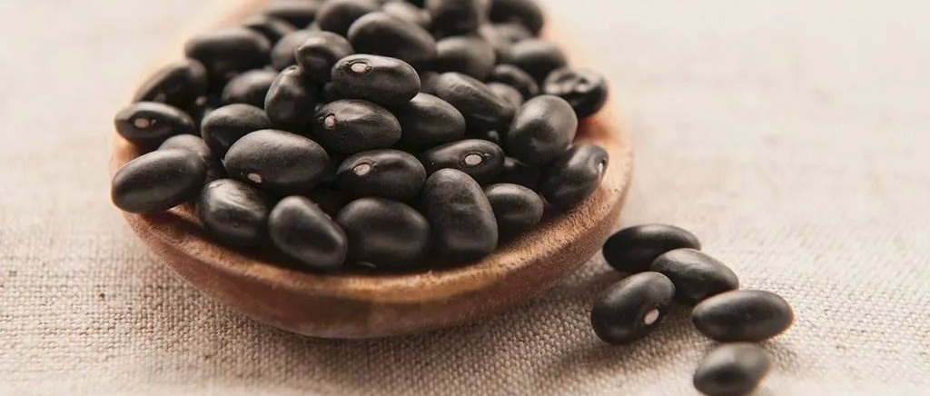 腰间盘突出怎么办？1把黑大豆就根治了！轻松解决，快分享给家人