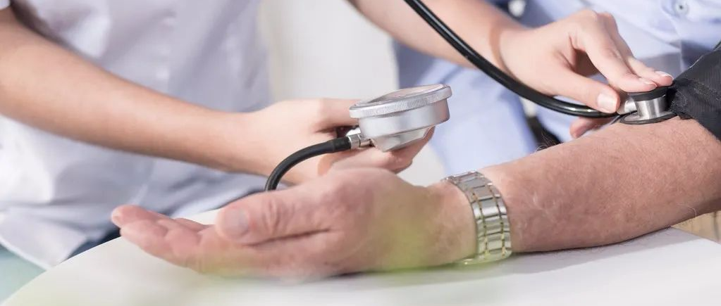 40岁男子，高血脂猝死，医生提醒：饭后少做2件事，损害健康