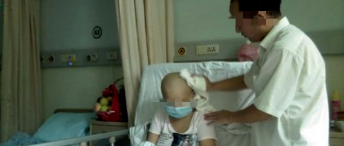 21岁女大学生胃癌化疗6次，剃了光头，医生：胃癌本不应该找上她