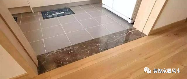 有钱人家里门槛石都这样装，听老师傅一说，才发现能提升财运