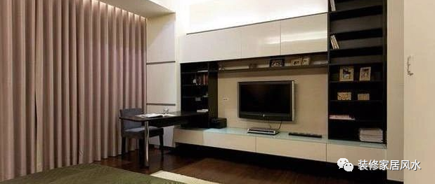 风水大师提醒：电视机万万不能朝这方向，不然将会永远发不了财！