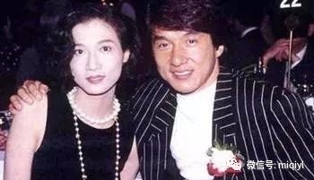 64岁成龙全家照曝光,房祖名说母亲秘密好心酸,如今成龙裸捐200亿