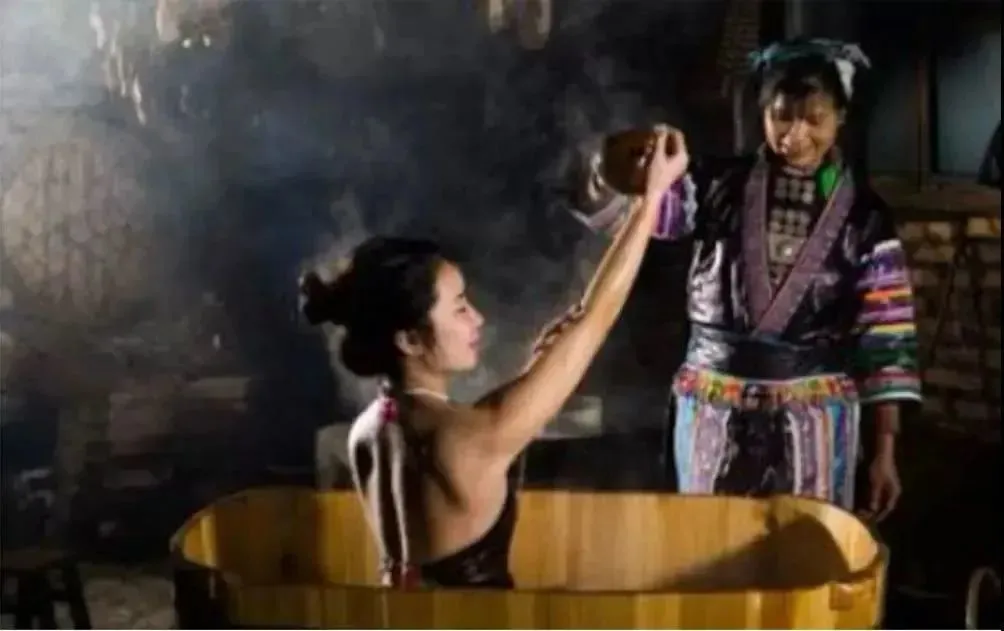 热水泡脚加一物，大肚腩没了，失眠好了！女人不想满脸皱纹，不妨试试。