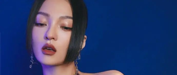 “小个子”张韶涵竟然也有如此成熟妩媚的一面，让人不禁刮目相看