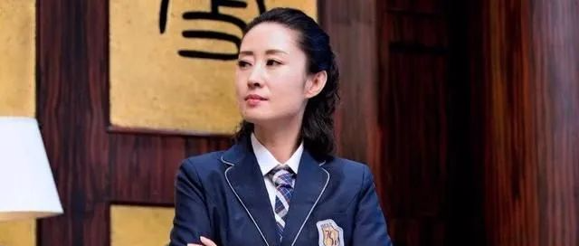 44岁刘敏涛为装嫩太拼了，学院风外套百褶裙，秀出粗腿略显尴尬