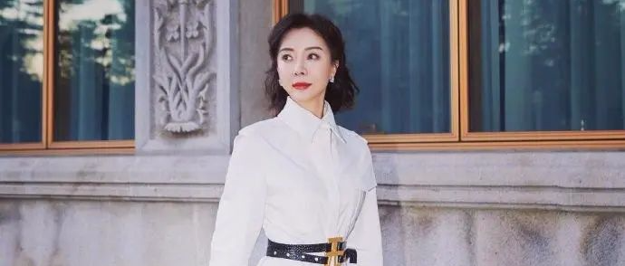 陈数一袭衬衫白裙搭配长筒靴，走在冬日街头，如电影般画面唯美
