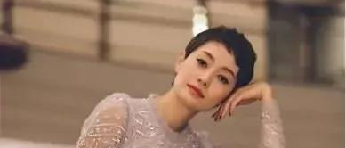 马伊琍越老越有女人味，一袭蓝色长裙优雅迷人，加上亮片更闪亮