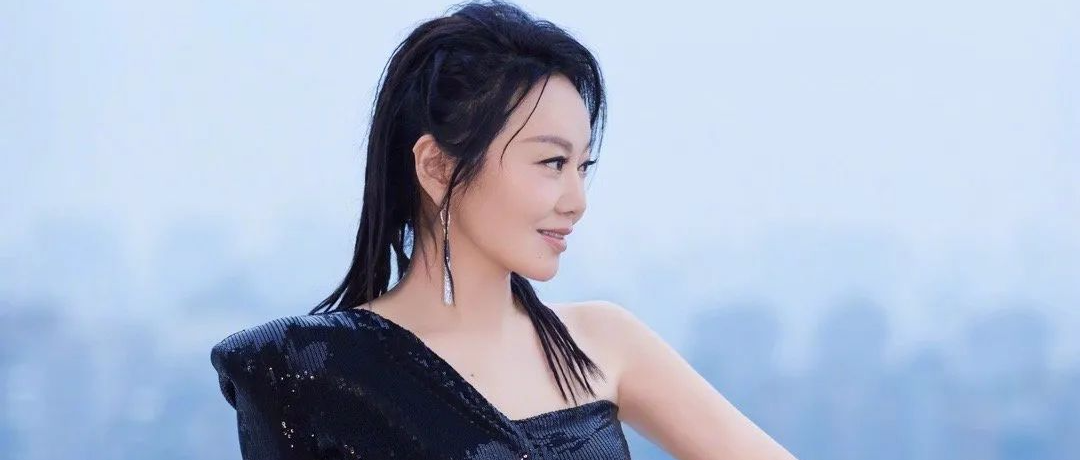 49岁闫妮颠覆“土肥圆”只需露单肩，开叉长裙气场全开，太霸气