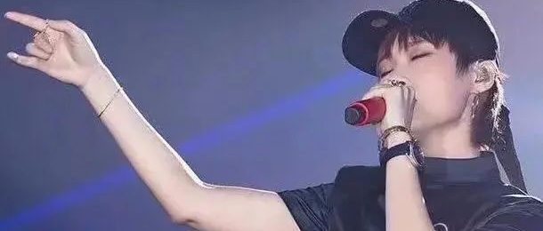 李宇春把“自行车裤”穿火了！配卫衣玩下衣失踪，配开叉旗袍更绝