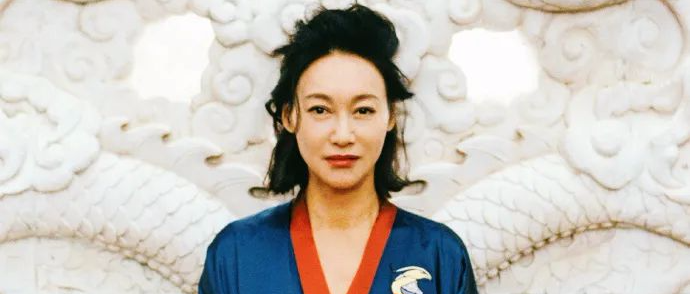 惠英红最新时尚大片超有格调，复古建筑画面感极强，性感美腿撩人