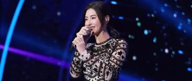 张柏芝身穿一件“星空裙”，提裙的一刹那，“美人胯”惹人遐想