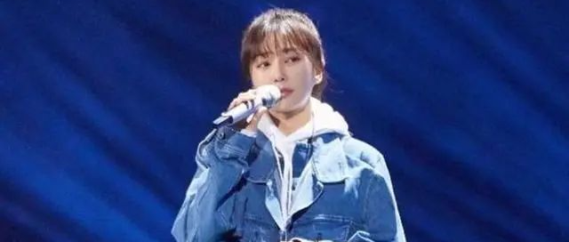 37岁的秦岚登场“可乐裤”太抢眼，网友大呼：谁家的高中生逃课