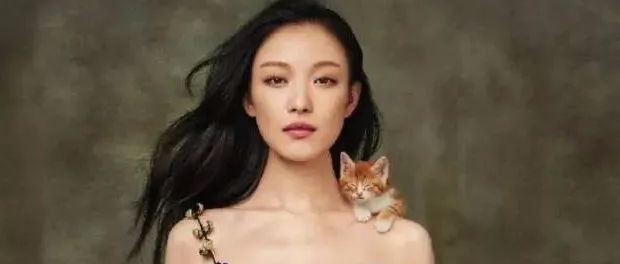 倪妮的中国风太强，穿酒红吊带连衣裙，将东方女性魅力完美展示！