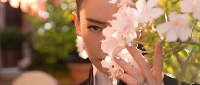 走在时尚界巅峰的女人：戚薇挑战法老妆，五官精致到让人惊呼