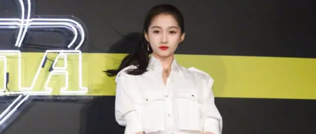 杨幂带火了单车裤，不料却被小11岁的她反超，不愧是腿精本精