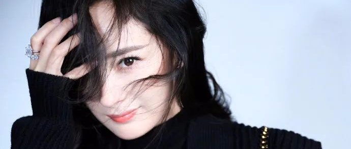 杨幂黑色套装搭配大波浪长卷发，温柔优雅，短裙配高跟，性感成熟