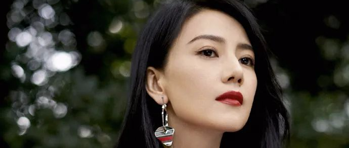 41岁高圆圆依旧女神，一身红色系带衬衫裙装美艳如花，优雅迷人