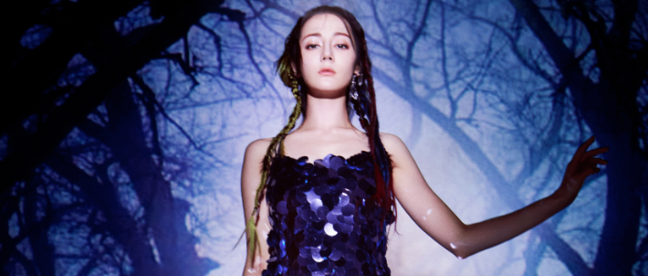 迪丽热巴亮片鱼尾裙大片，五官太优越，颜值长在我的审美上