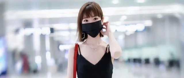 毛晓彤剧外真敢穿，黑吊带搭配牛仔裤又纯又撩，身材好到让人意外