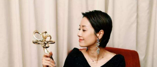 马伊琍挑战"奶奶灰"短直发，时尚霸气毫无违和感，美出新高度