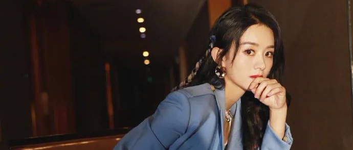 赵丽颖当妈后衣品大升级，一袭蓝色西装短裙搭配骑士靴，帅酷有型