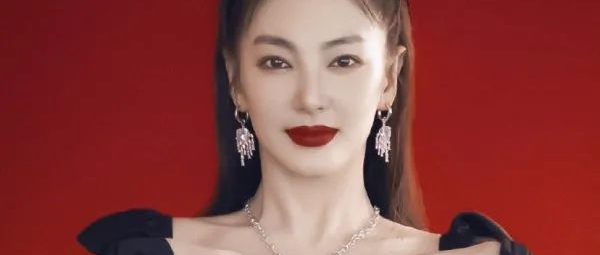 张雨绮为了证明自己腰细，就在裙上绕几圈电线，穿出的效果绝了