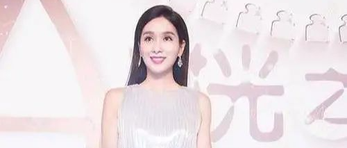 杨恭如才是“一代女神”,44岁穿红裙依旧风情万种,真被美到了