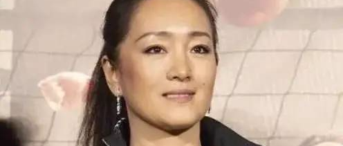 54岁巩俐梳高马尾，穿运动服配紧身裤现身，身材让人惊艳