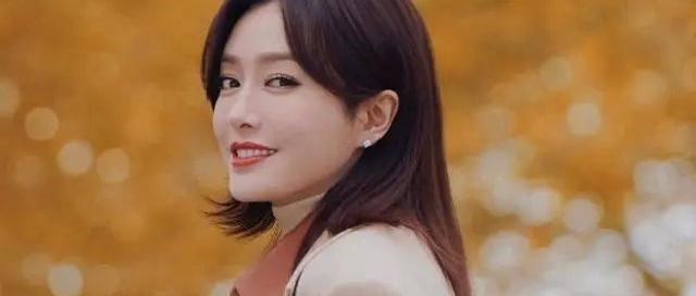 40岁秦岚尽显成熟风韵，西装外套搭配紧身针织衫，美得知性优雅