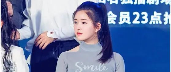 “宝藏女孩”赵露思，T恤的多变穿搭，圆脸女孩也能穿出高级感