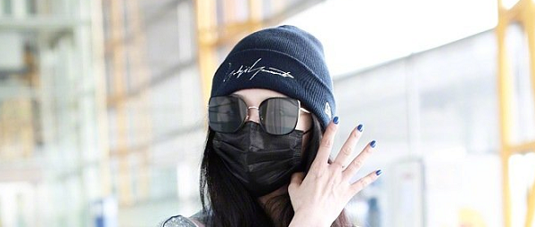 范冰冰不愧是混时尚圈的！短裙搭针织帽、拖鞋，用力过猛了吧