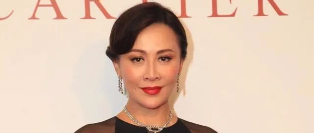 53岁刘嘉玲风韵犹存，透视裙惊艳全场，网友：越老越敢穿！