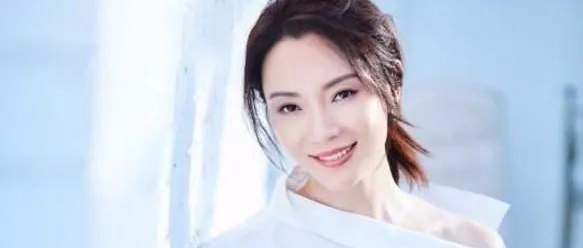 40岁的陈数衣品逆天，完美诠释不同风格衣服的高级穿搭，甚是养眼