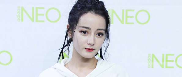 迪丽热巴放弃秀身材？抹胸短裙穿卫衣里面，意外更显腿长