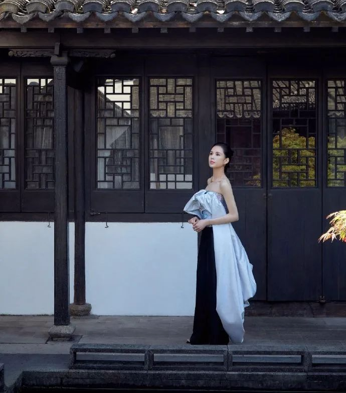 李若彤一袭抹胸撞色裙装飘逸浪漫，独具美感，古风与时尚完美结合