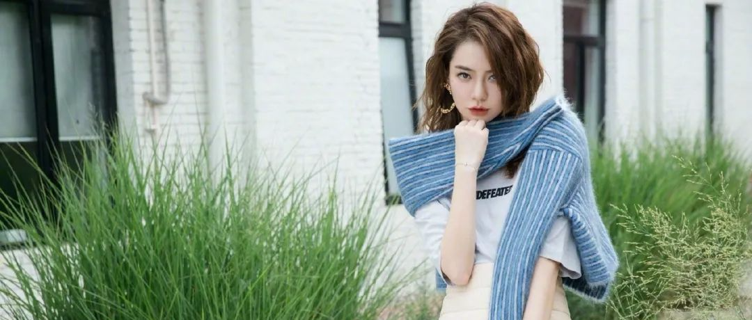 戚薇又出个性穿搭！短袖搭毛衣不算什么，下半身的羽绒裙才是个性