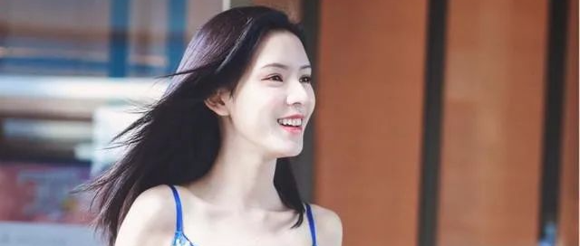 张予曦身材太完美！宝蓝色碎花吊带穿出少女的妩媚风情