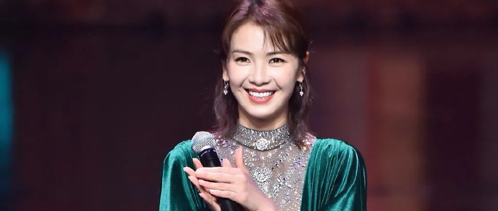 被刘涛惊艳了！穿镶钻丝绒长裙高调现身综艺，41岁轻松美回31岁