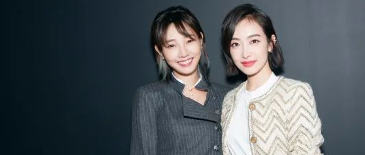 白百何同框宋茜像“妈妈”，条纹套装老气，网友：出轨风波威力大