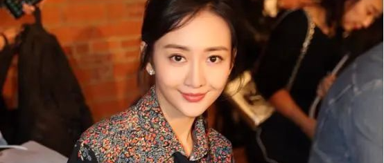 王鸥真是自信，这种"婶婶辈"也难驾驭的花衬衫，她也敢穿