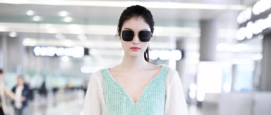 何穗架黑超穿高腰裤气场2米8，嘟嘴卖萌仙女秒变小可爱！