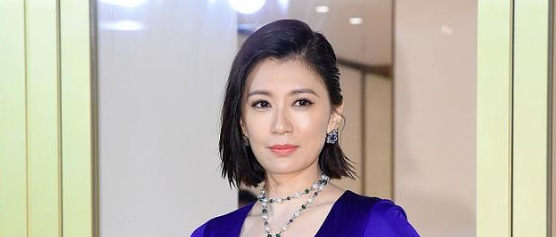 46岁贾静雯秀身材仍很高调！穿开叉礼服大秀美腿