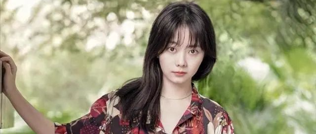 谭松韵穿“奶奶衣”竟年轻10岁，穿老爹鞋甜酷到爆炸，女生学着点